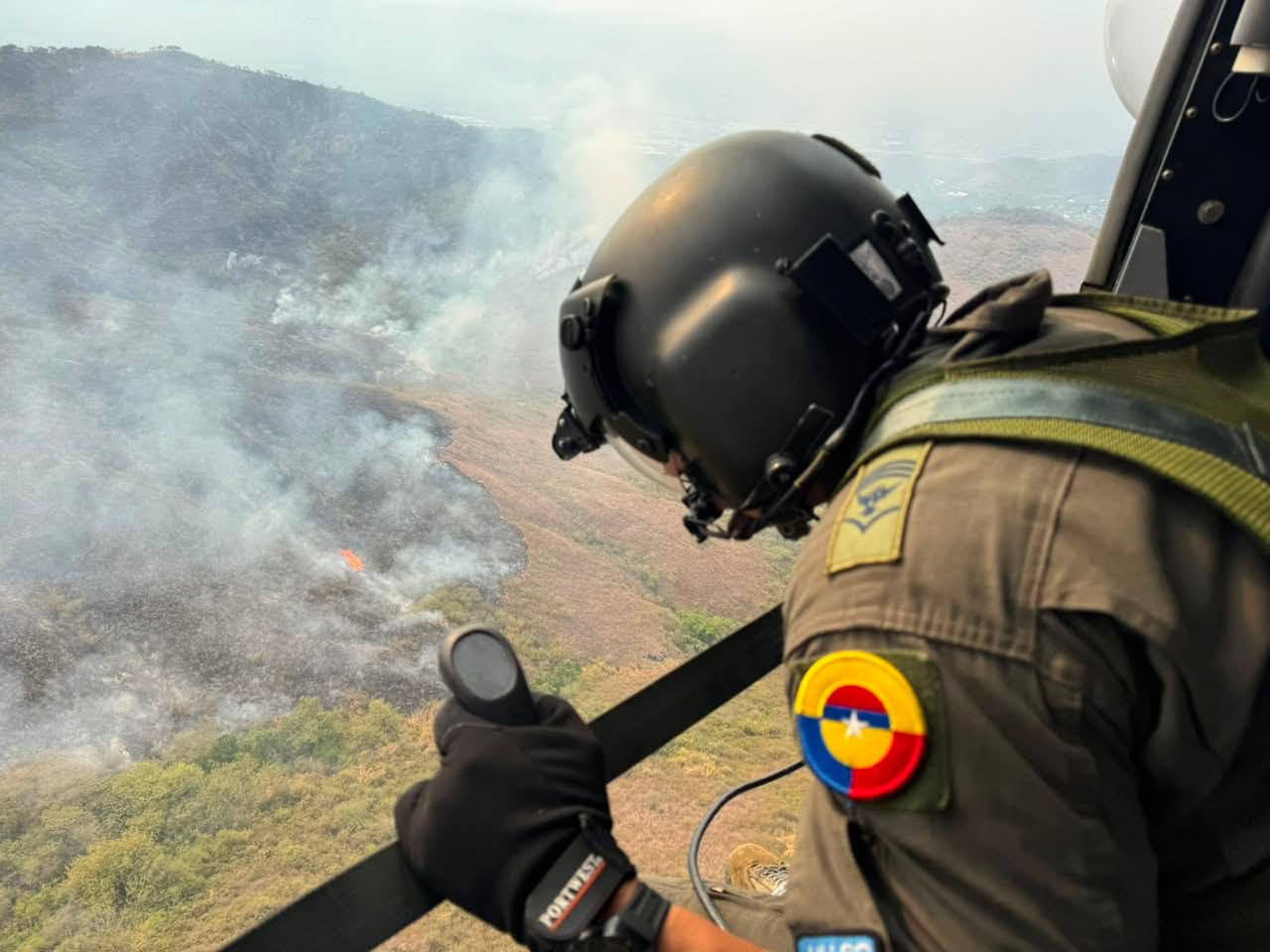 ¡Más de 16 mil galones de agua! Fuerza Aérea despliega operación para sofocar grave incendio forestal en Yumbo 1 WhatsApp Image 2026 09 07 at 11.13.36 PM1