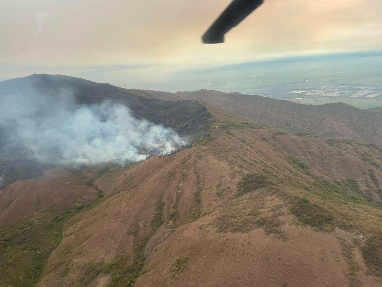 ¡Más de 16 mil galones de agua! Fuerza Aérea despliega operación para sofocar grave incendio forestal en Yumbo 3 WhatsApp Image 2026 09 07 at 11.13.37 PM1
