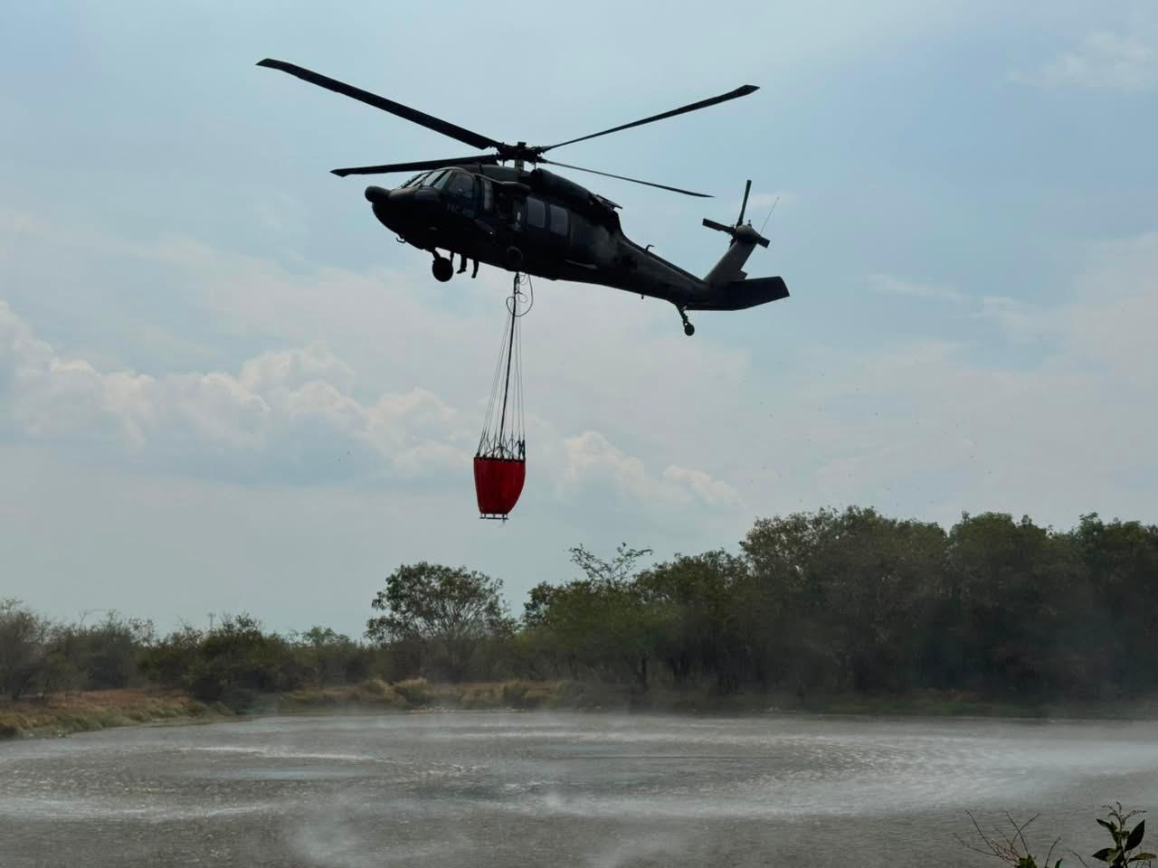 ¡Más de 16 mil galones de agua! Fuerza Aérea despliega operación para sofocar grave incendio forestal en Yumbo 8 WhatsApp Image 2026 09 07 at 11.13.38 PM1