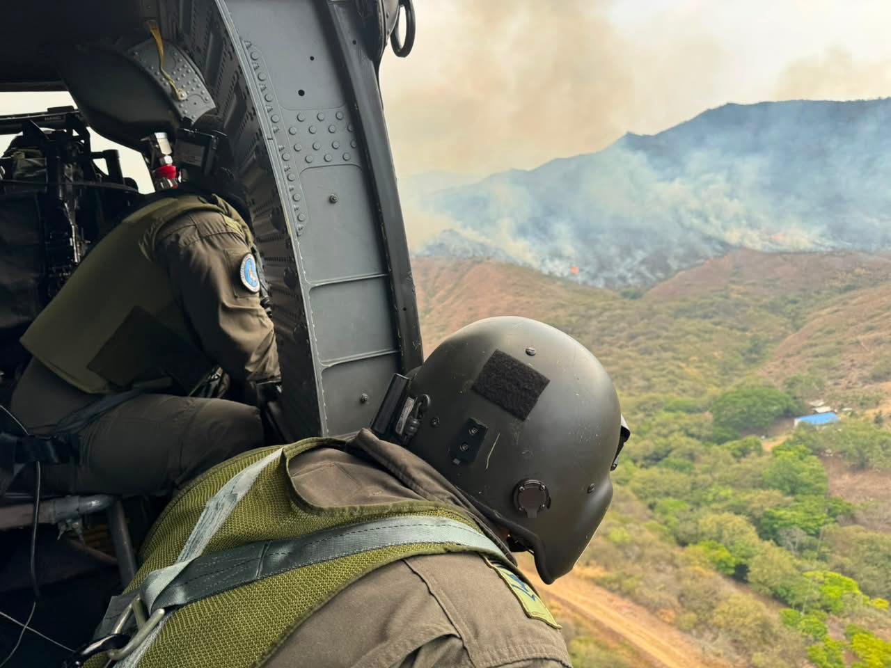 ¡Más de 16 mil galones de agua! Fuerza Aérea despliega operación para sofocar grave incendio forestal en Yumbo 9 WhatsApp Image 2026 09 07 at 11.13.38 PM2