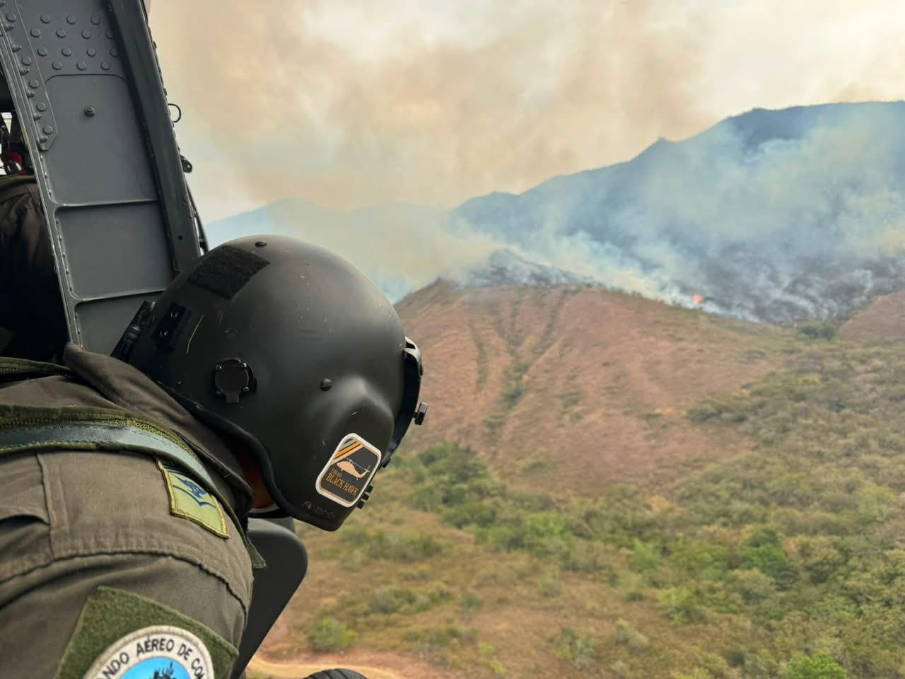 ¡Más de 16 mil galones de agua! Fuerza Aérea despliega operación para sofocar grave incendio forestal en Yumbo 17 WhatsApp Image 2026 09 07 at 11.13.38 PM3