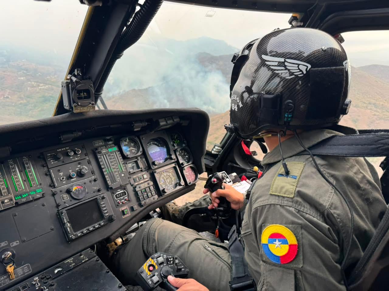 ¡Más de 16 mil galones de agua! Fuerza Aérea despliega operación para sofocar grave incendio forestal en Yumbo 10 WhatsApp Image 2026 09 07 at 11.13.39 PM