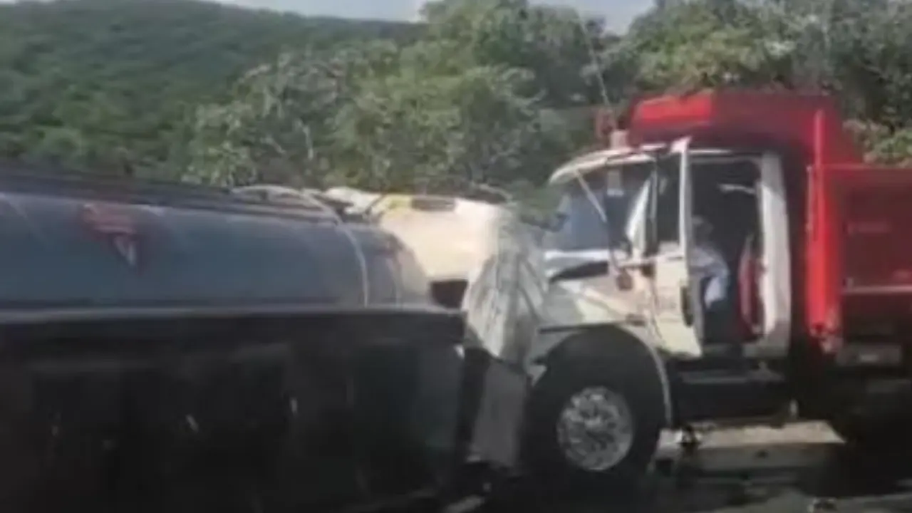 ¡Pilas en la vía! Accidente con dos camiones dejó herido en la vía Barbosa - Cisneros