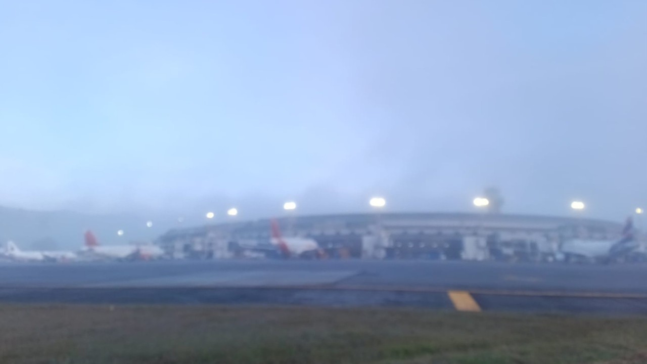 Alerta para viajeros: banco de niebla en el aeropuerto José María Córdova genera retrasos y un vuelo desviado 2 aeropuerto de rionegro2