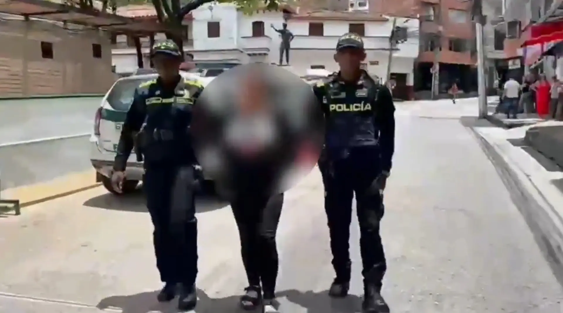 Por el homicidio de Jhon Kevin Murillo en Santa Cruz, fue judicializada una mujer de 50 años que se entregó 1 La mujer se entregó a las autoridades, tras confirmarse la muerte de Jhon kevin Murillo, agredido en Santa Cruz, nororiente de Medellín