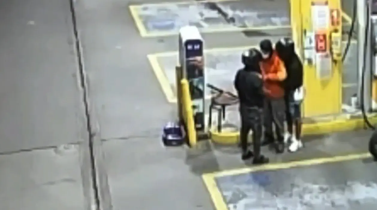 ¡Qué «sobada» le pegaron! Policía frustra atraco a trabajador de una gasolinera y captura a los delincuentes en Suba 1 atracadores en suba