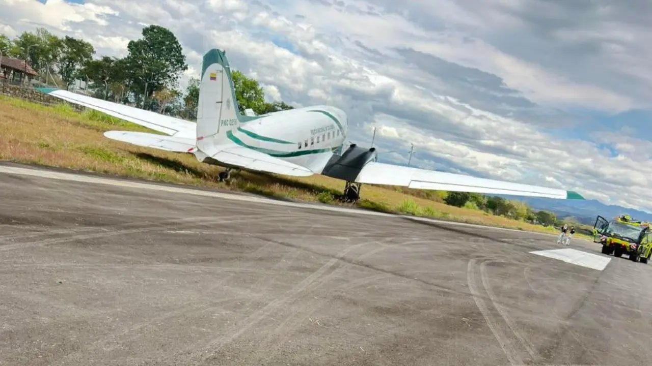 ¡Qué susto! Avión sufre falla en el tren de aterrizaje y se sale de la pista en Popayán