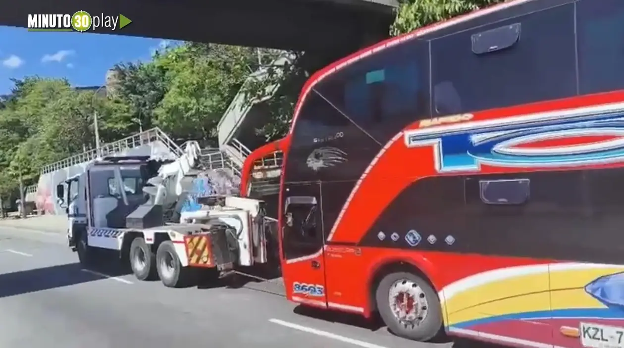 ¡Pilas! Retiran el bus varado que colapsó la movilidad en la Avenida Paralela pero el taco continúa 1 bus varado en la paralela