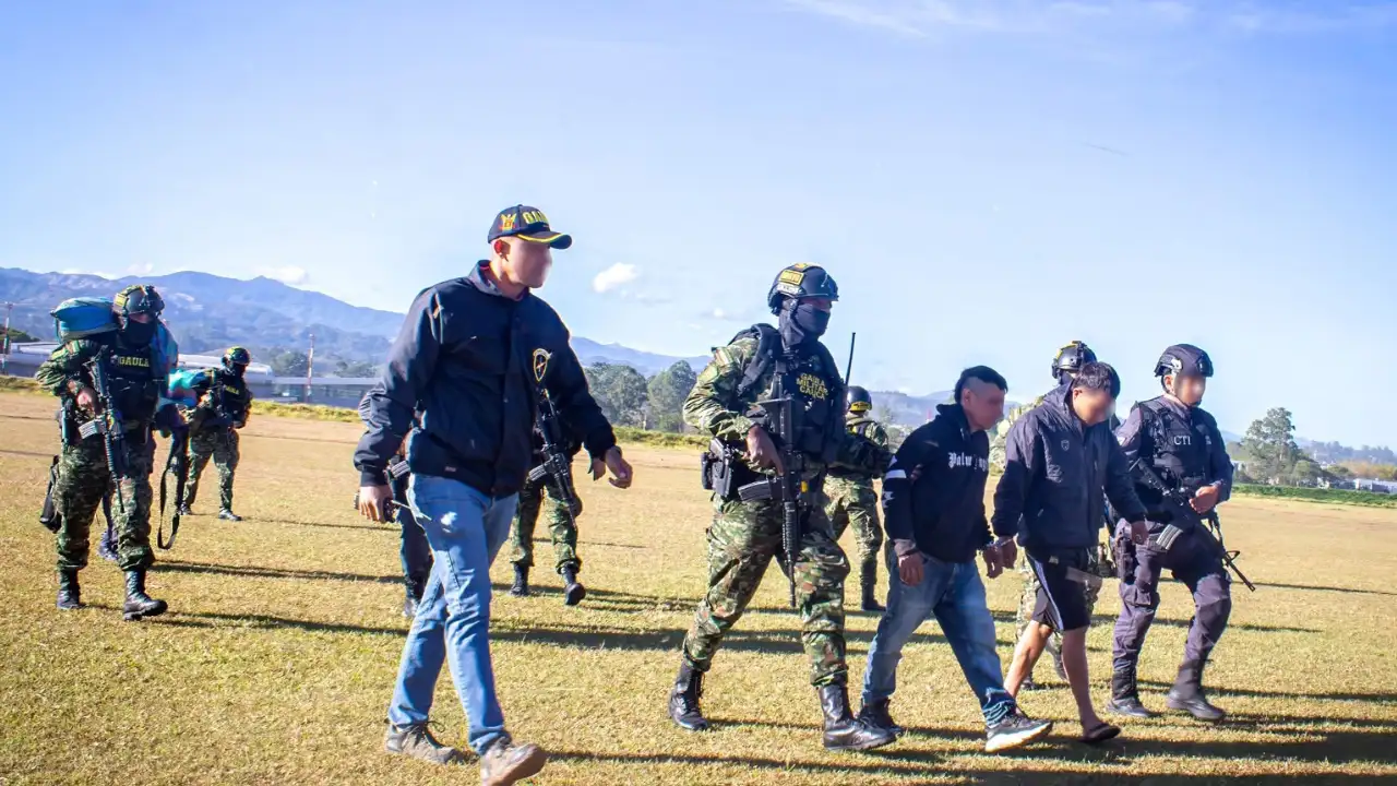¡Le llegaron hasta el escondite! Capturan a alias El Flaco, señalado cabecilla del ELN en Cauca