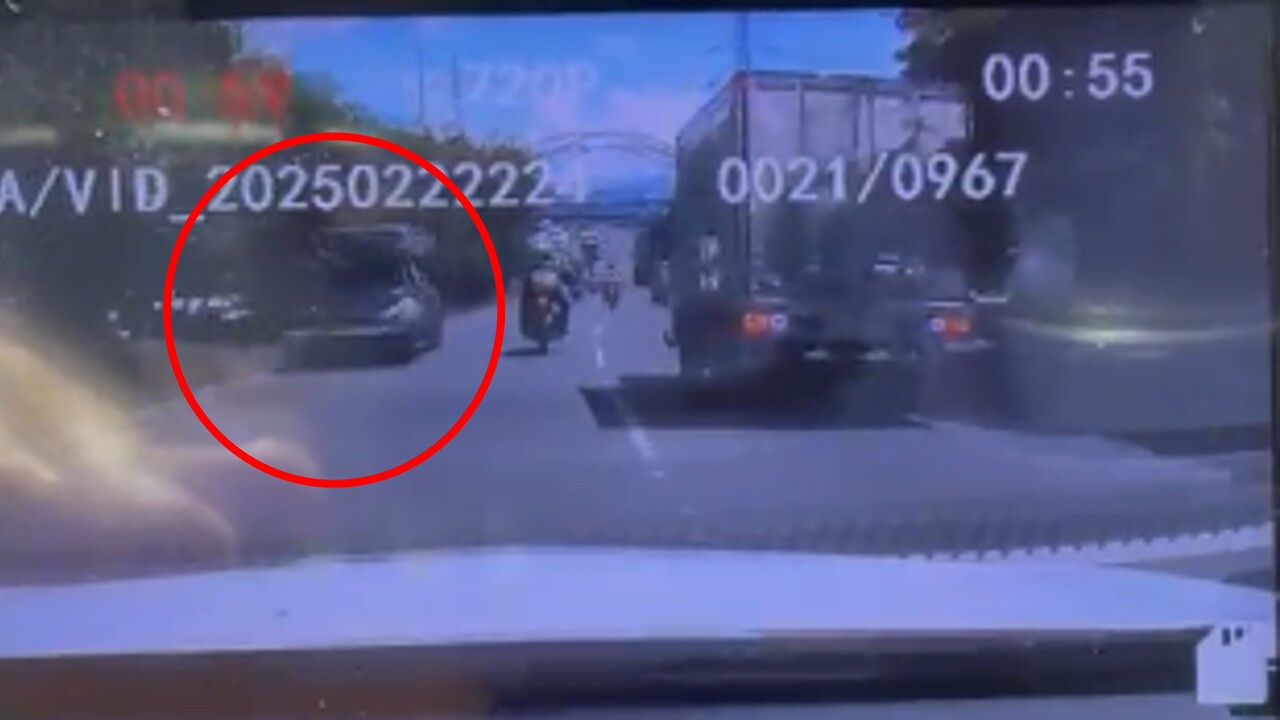 ¡Quedó en video! Carro en contravía en la Autopista Sur, por Punto Cero, casi choca con un carro y atropella a dos motos de la Policía 3 carro en contravia en la autopista