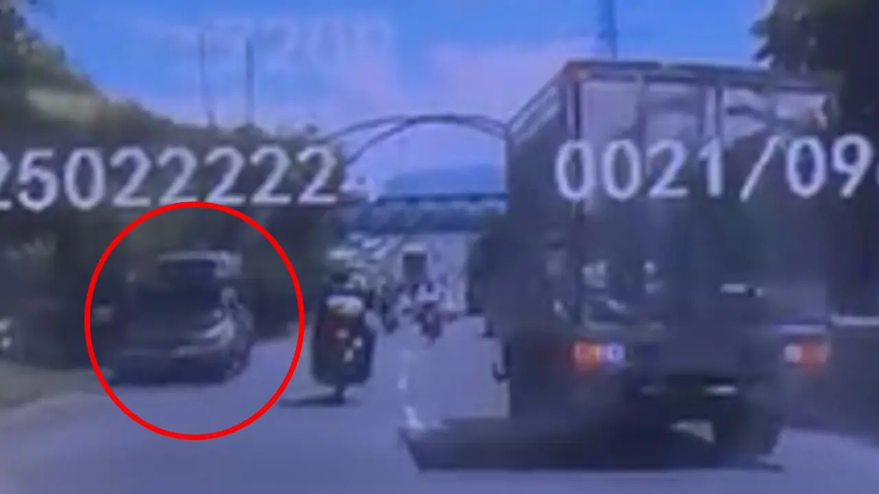 ¡Quedó en video! Carro en contravía en la Autopista Sur, por Punto Cero, casi choca con un carro y atropella a dos motos de la Policía 1 carro en contravia en la autopista2
