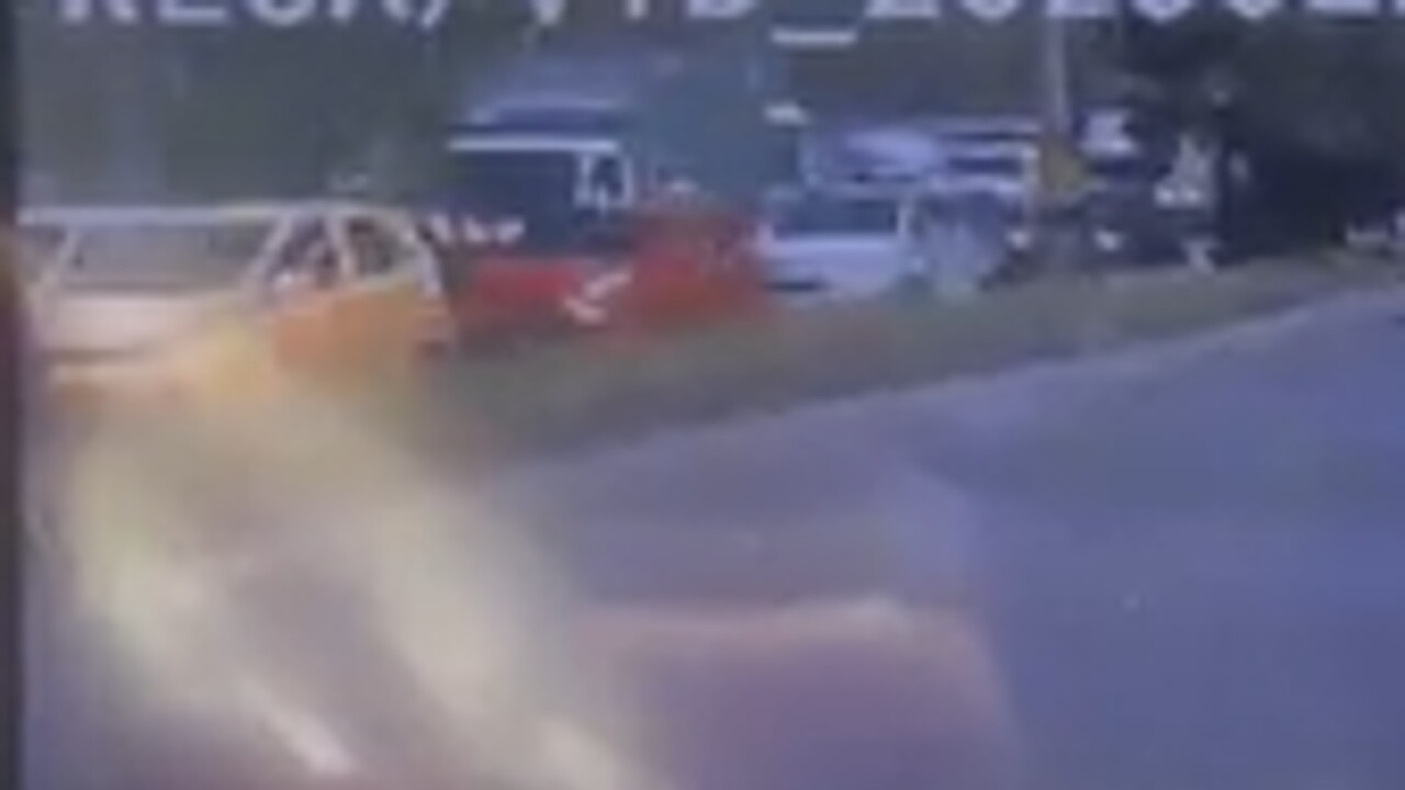 ¡Quedó en video! Carro en contravía en la Autopista Sur, por Punto Cero, casi choca con un carro y atropella a dos motos de la Policía 2 carro en contravia en la autopista3