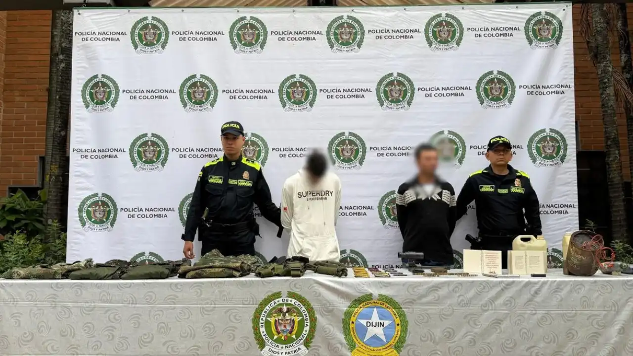 ¡Tenían de todo! Cayeron dos hombres con explosivos, munición y uniformes de las FARC-EP en Medellín 4 ¡Tenían de todo! Cayeron dos hombres con explosivos, munición y uniformes de las FARC-EP en Medellín