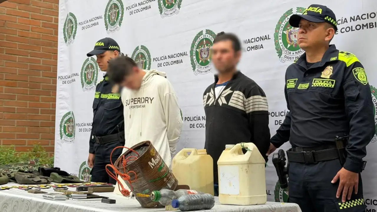 ¡Tenían de todo! Cayeron dos hombres con explosivos, munición y uniformes de las FARC-EP en Medellín 3 ¡Tenían de todo! Cayeron dos hombres con explosivos, munición y uniformes de las FARC-EP en Medellín