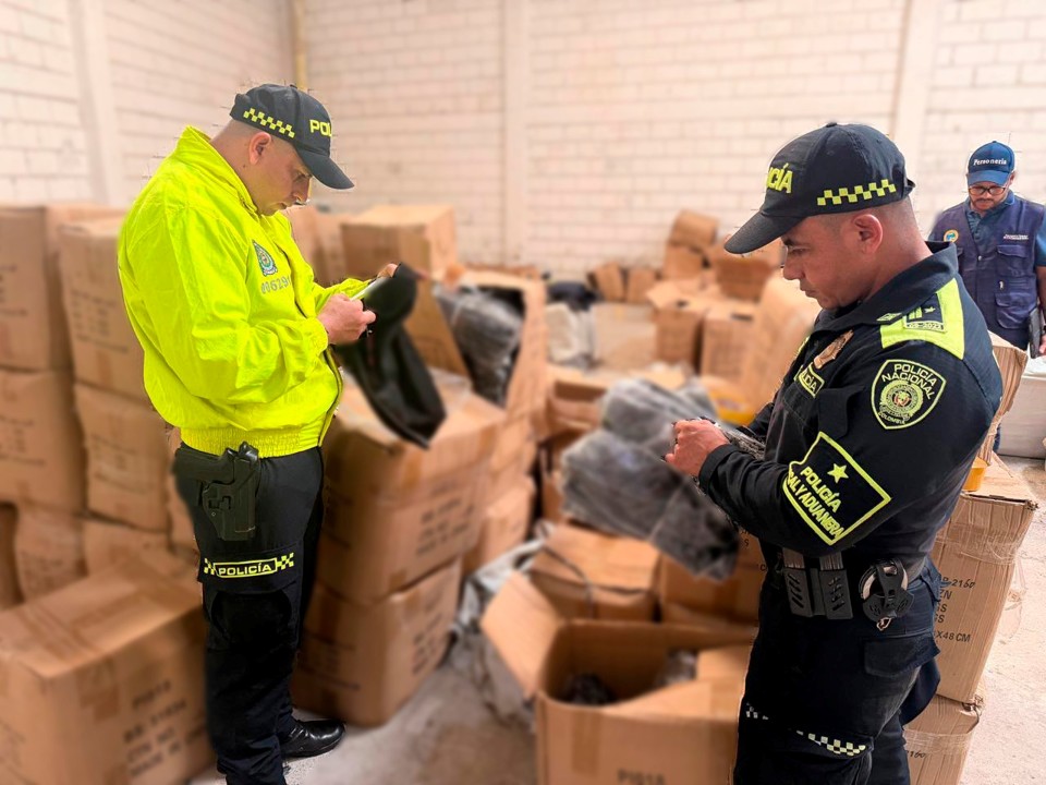 ¡Qué sorpresota! En Cartagena incautaron más de $6.200 millones en ropa de contrabando oculta en una bodega 2 contrabando3