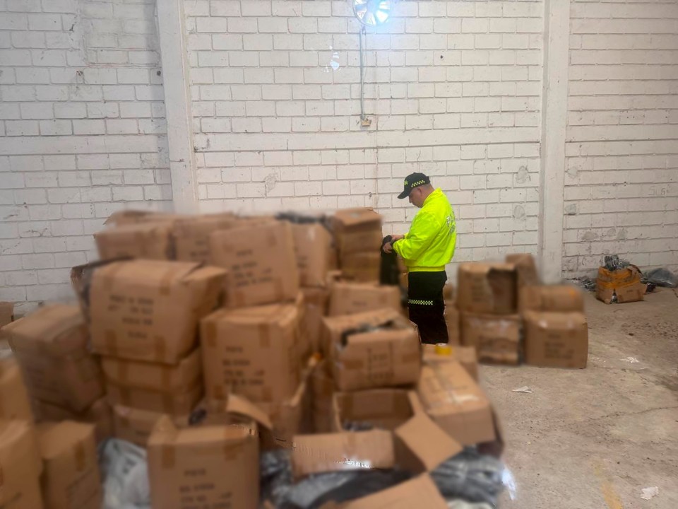 ¡Qué sorpresota! En Cartagena incautaron más de $6.200 millones en ropa de contrabando oculta en una bodega 3 contrabando4