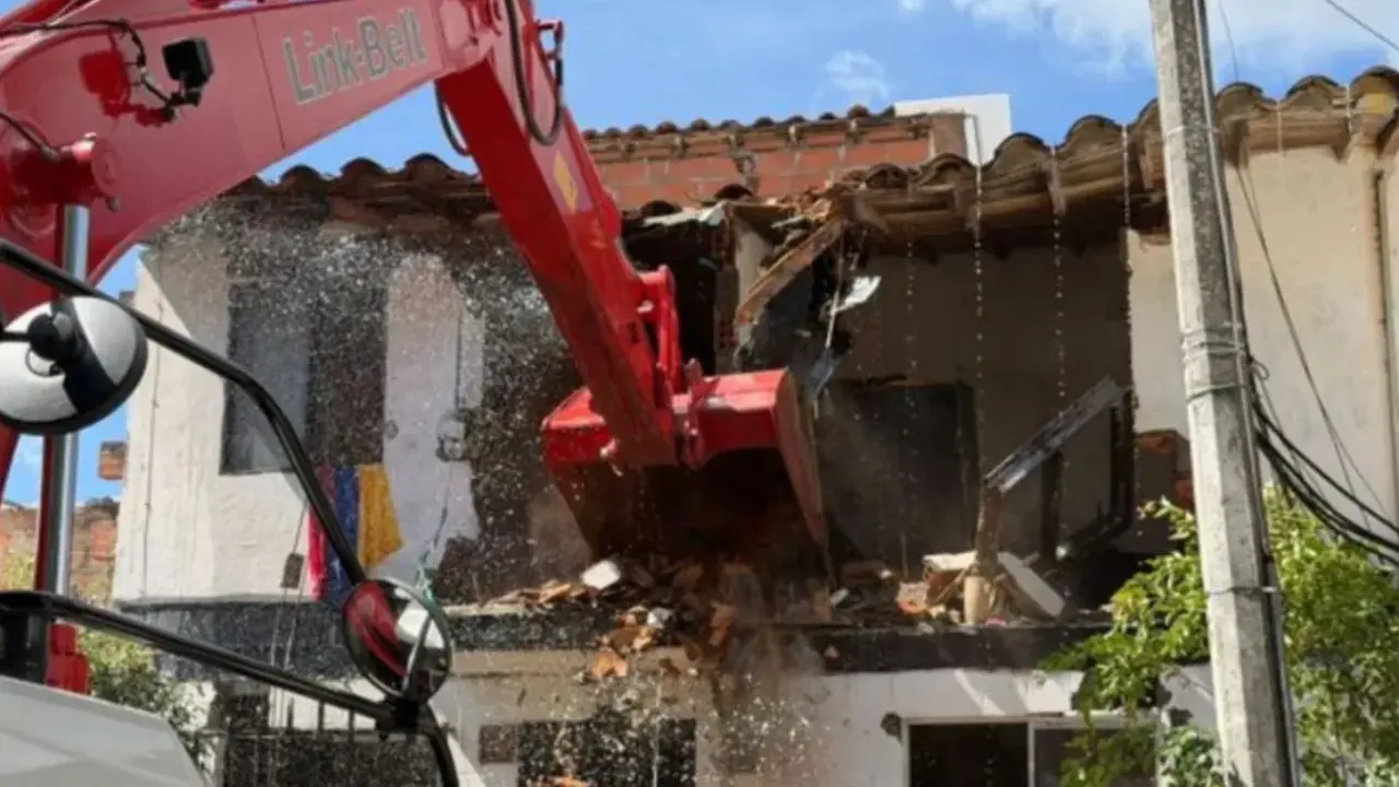 ¡Se acabaron las casas del delito! Demuelen dos viviendas en La Ceja usadas para vender droga