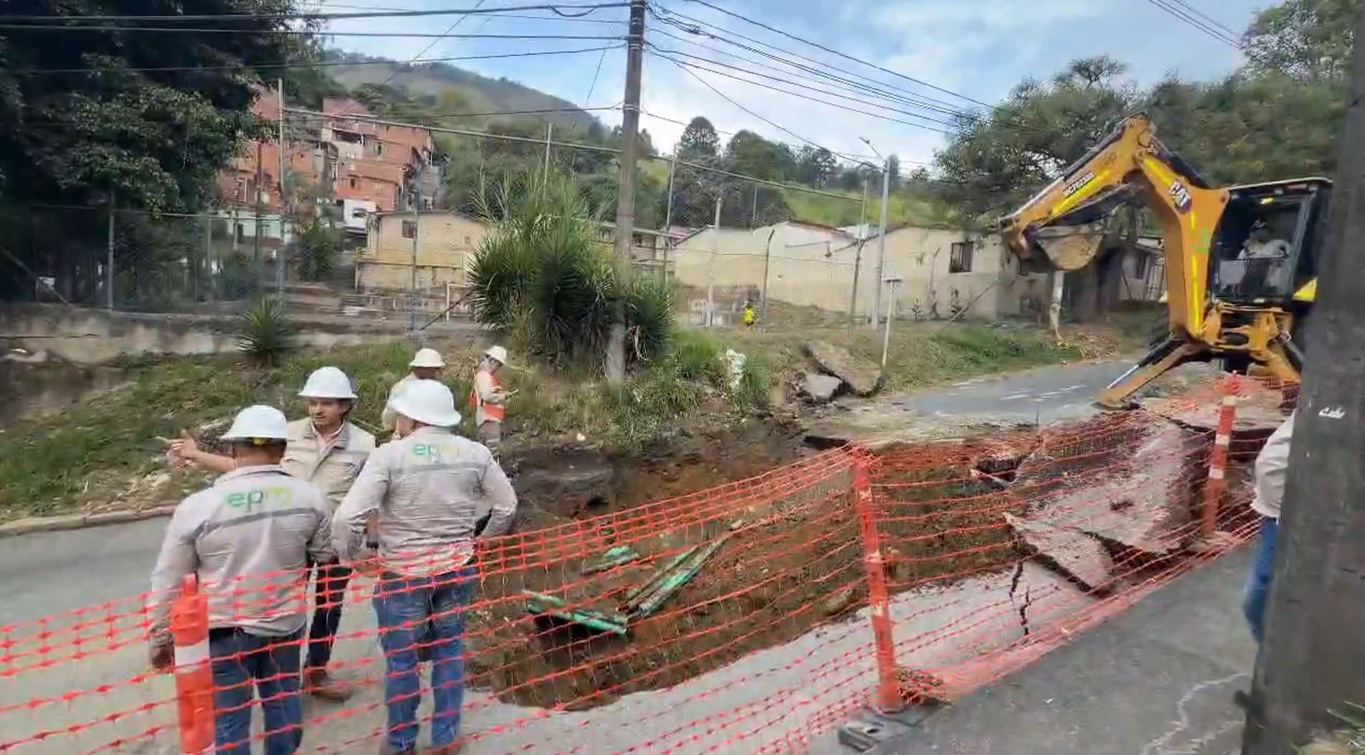 ¡No han podido recoger agua! Rotura de tubo deja sin agua a varios barrios a horas de iniciar el racionamiento 1 epm agua3 1
