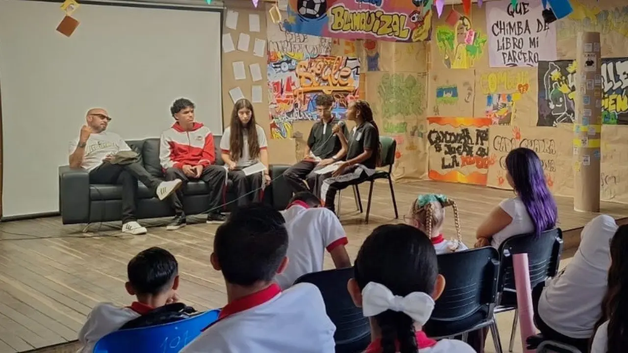 ¡Leer sí es un parche! Estudiantes de Medellín vivieron encuentros con autores 2 ¡Leer sí es un parche! Estudiantes de Medellín vivieron encuentros con autores