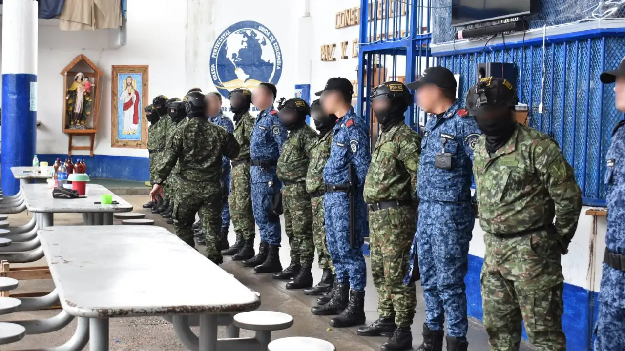 ¡Pilas con las llamadas! Hallan celulares y armas en operativo contra la extorsión desde El Pesebre