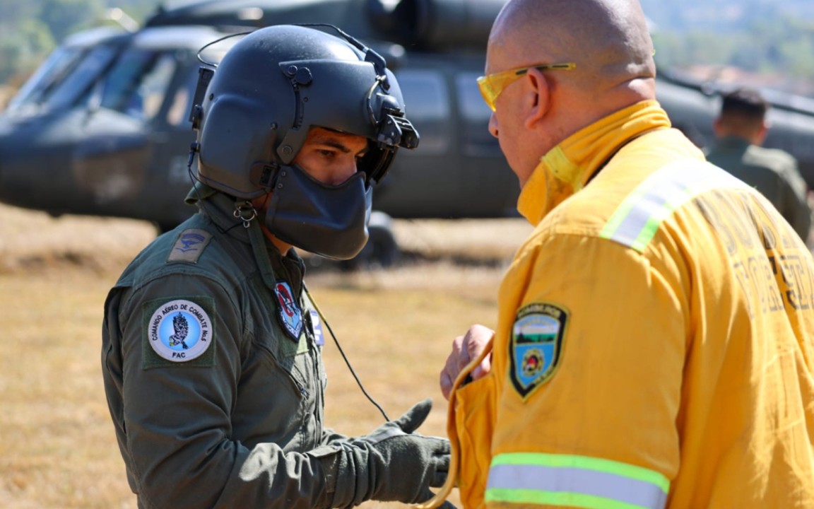Fuerza Aérea continúa esfuerzos para controlar emergencia en Villa de Leyva 3 fac villa de leyva2