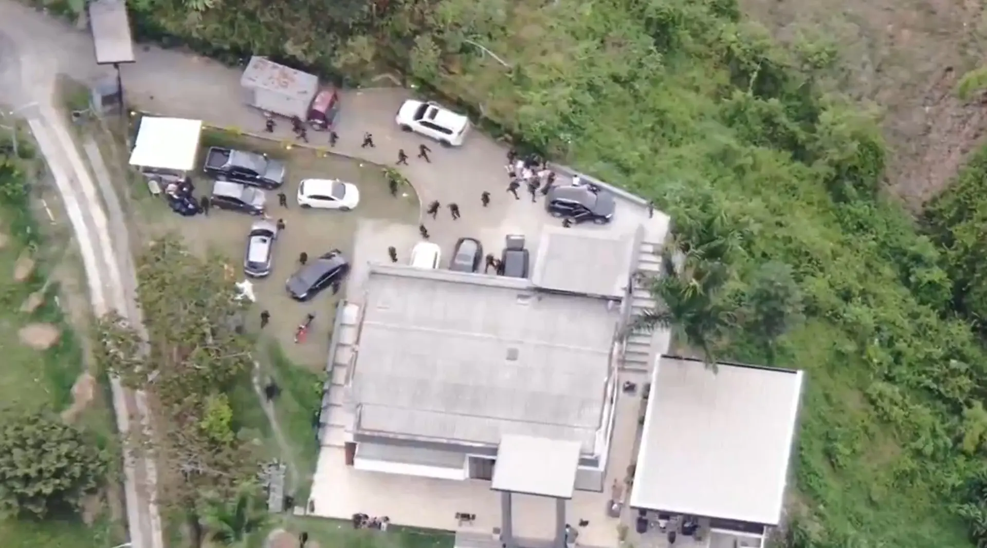 ¿Quién la organizó? Intervienen lujosa «narcofiesta» con armas, drogas, prostitutas y menores 2 Cuatro capturados y una menor aprehedida dejó la narcofiesta en Dos Quebradas