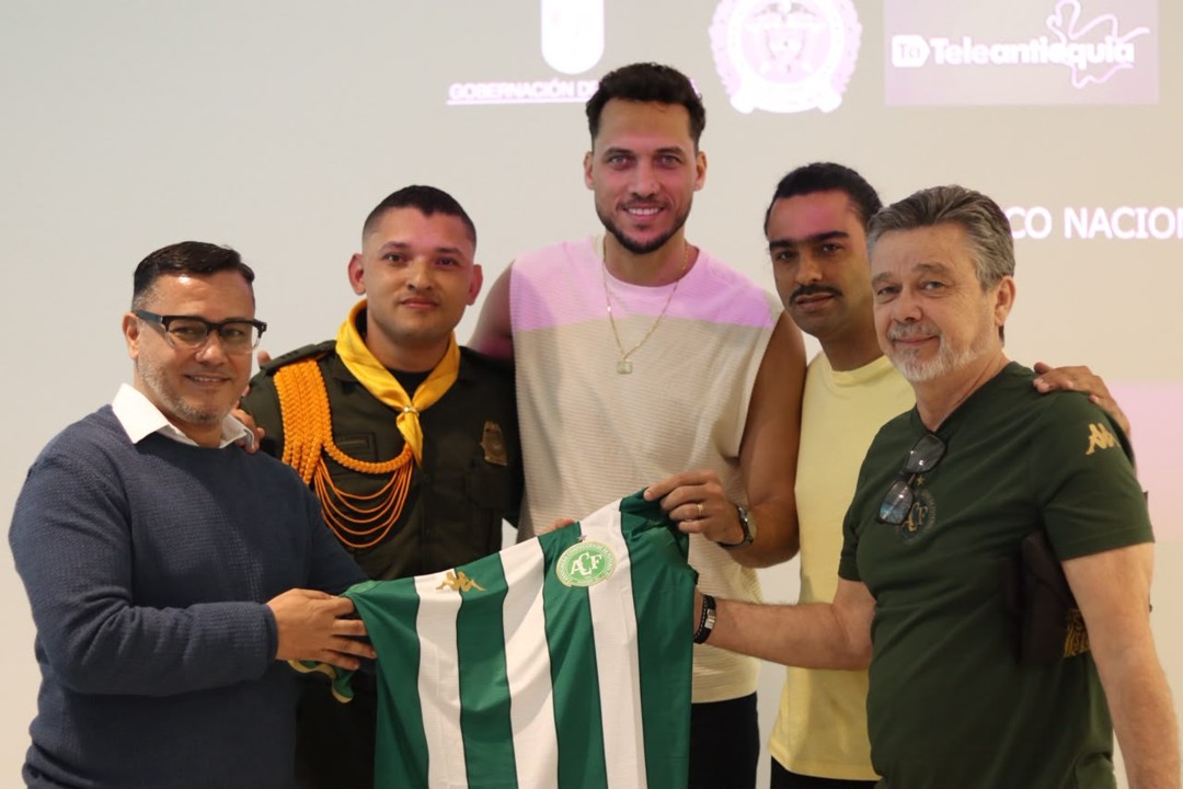 Emotivo reencuentro: Hélio Neto, sobreviviente del Chapecoense, vuelve a abrazar al policía colombiano que le salvó la vida 2 helio neto1