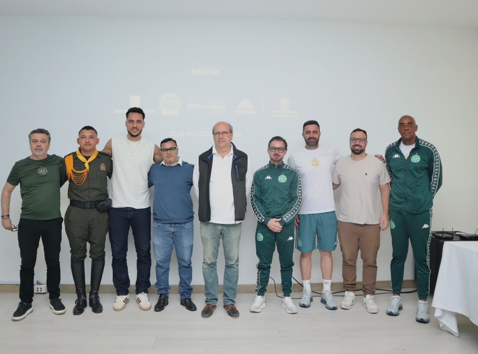 Emotivo reencuentro: Hélio Neto, sobreviviente del Chapecoense, vuelve a abrazar al policía colombiano que le salvó la vida 3 helio neto2