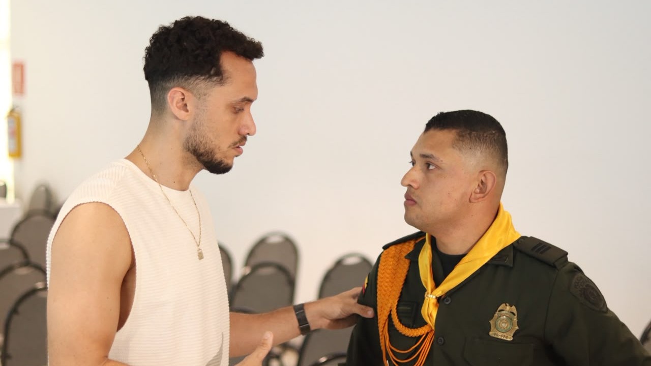 Emotivo reencuentro: Hélio Neto, sobreviviente del Chapecoense, vuelve a abrazar al policía colombiano que le salvó la vida 1 helio neto3