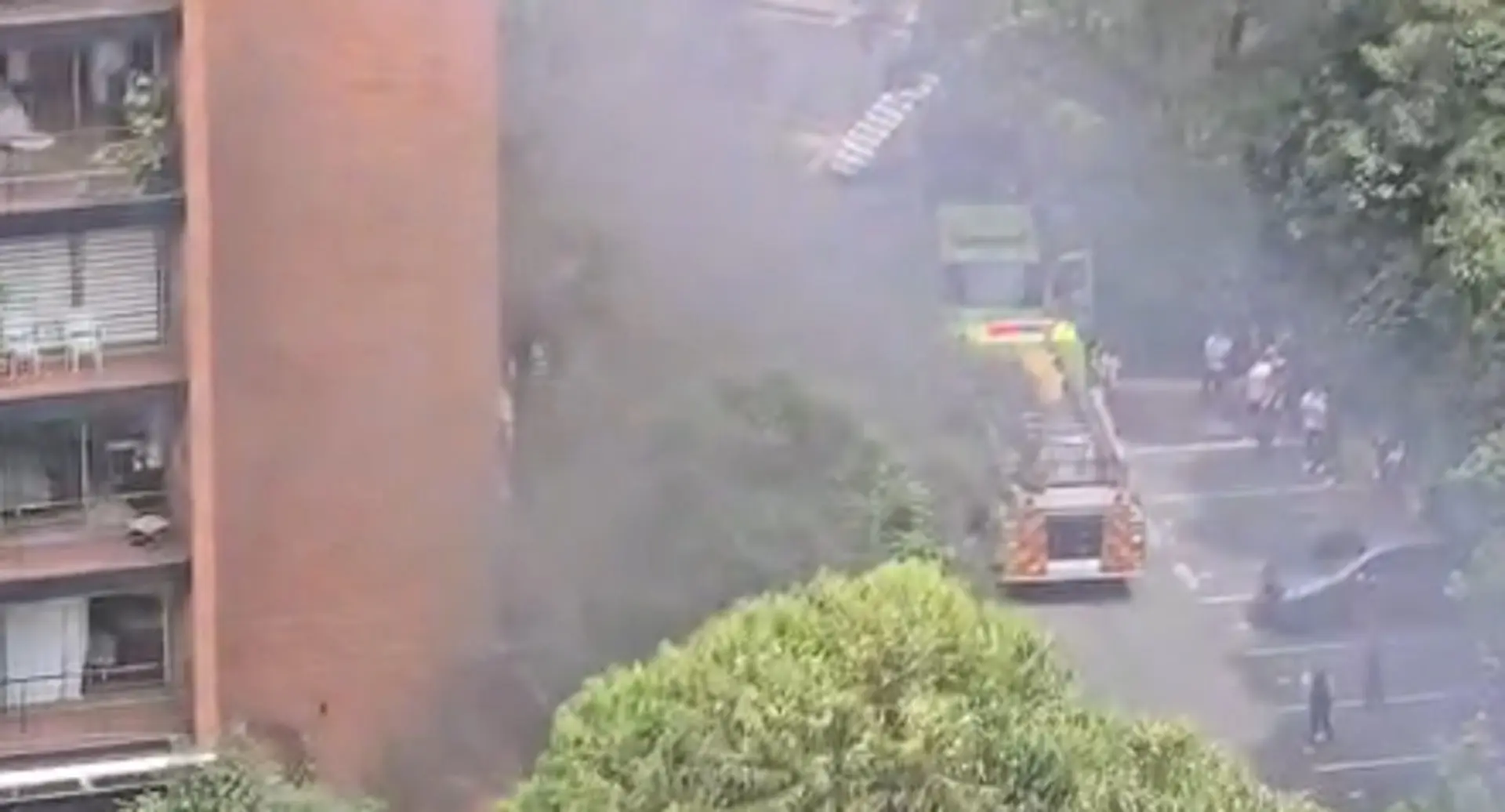 ¡Emergencia vehicular en El Poblado! Dos carros se incendiaron en plena vía pública 1 incendio los gonzalez