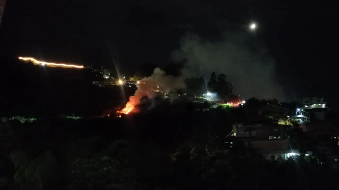 Emergencia en Sabaneta: máquina de bomberos controla incendio de cobertura vegetal cerca de Las Lomitas 2 incendio sab1