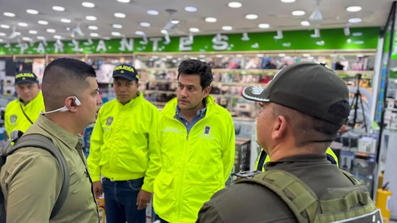 Caen seis personas tras megaoperativo por venta ilegal de celulares en Medellín 1 Caen seis personas tras megaoperativo por venta ilegal de celulares en Medellín