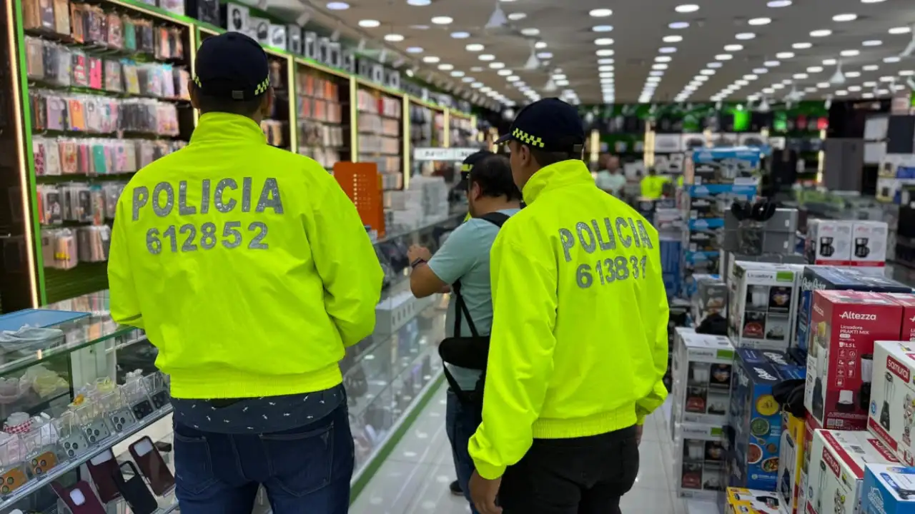 Caen seis personas tras megaoperativo por venta ilegal de celulares en Medellín 2 Caen seis personas tras megaoperativo por venta ilegal de celulares en Medellín