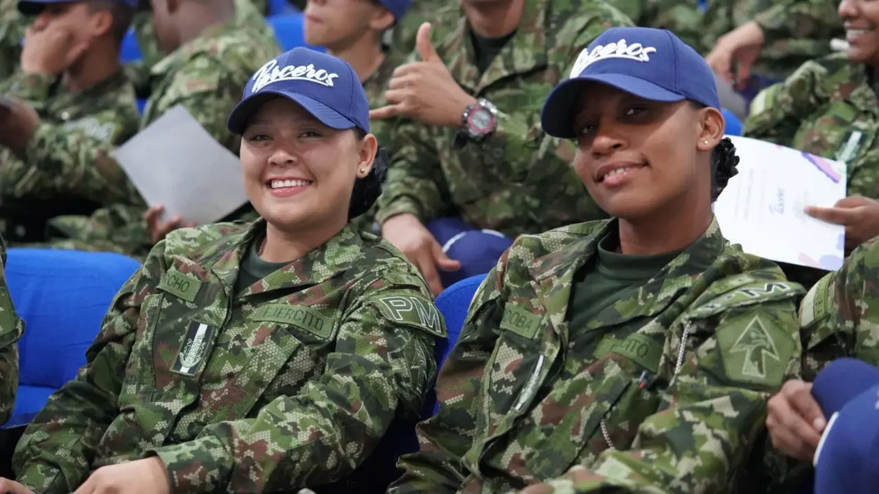 ¡De soldados a parceros con futuro! Jóvenes de la Cuarta Brigada se graduaron para volver a la vida civil 3 ¡De soldados a parceros con futuro! Jóvenes de la Cuarta Brigada se graduaron para volver a la vida civil