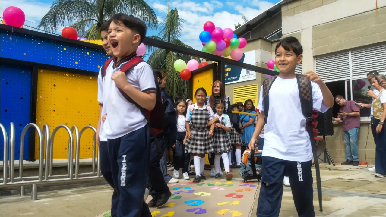 ¡Se la 'jugaron' por los pelados! Entregaron la renovada Sección Escuela Santísima Trinidad 1 ¡Se la 'jugaron' por los pelados! Entregaron la renovada Sección Escuela Santísima Trinidad