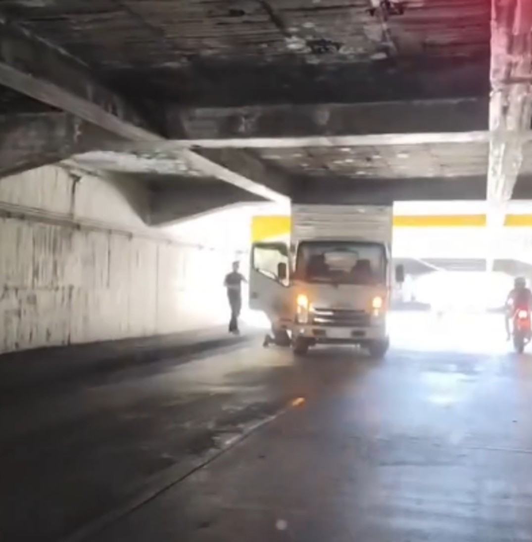 ¿No leyó? Buseta se metió por donde no cabía y atorado se quedó: en el subterráneo de Suramericana 3 suramericana furgon
