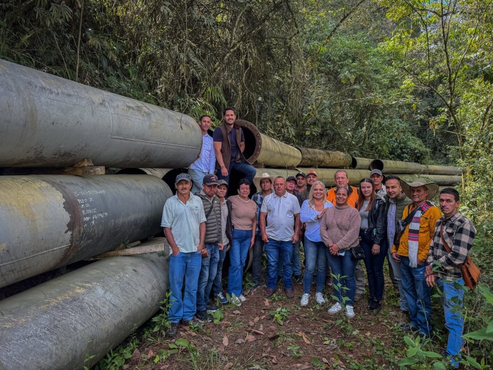 EPM entrega 129 tramos de tubería a Sonsón, que serán aprovechados en vías rurales 6 tuberias6