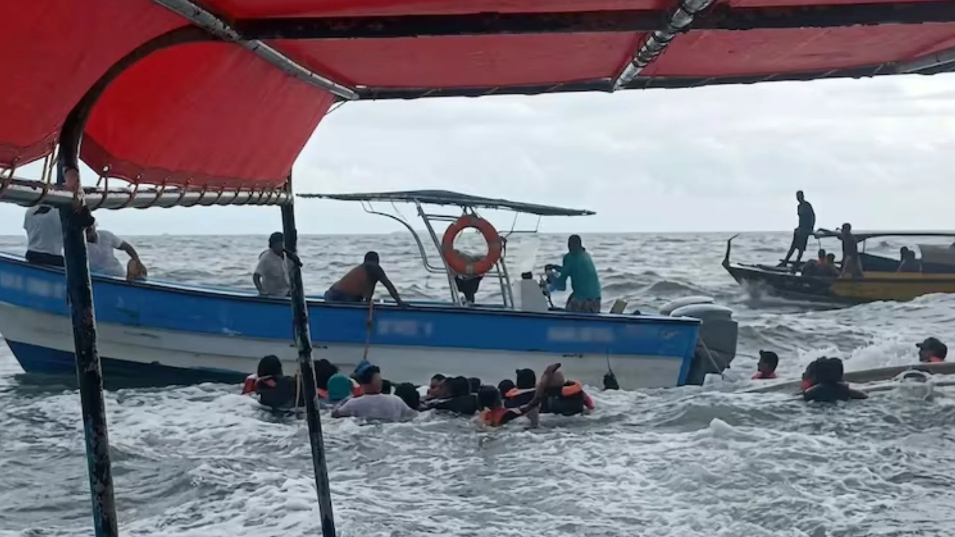 ¡Momentos de angustia en el mar! Lancha con 20 pasajeros se volcó rumbo a Playa Blanca 2 ¡Momentos de angustia en el mar! Lancha con 20 pasajeros se volcó rumbo a Playa Blanca