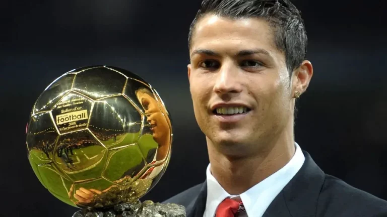 Cristiano Ronaldo gana el BOAT: su Balón de Oro de 2008 es el mejor de la historia 11 Cristiano Ronaldo posa con el Balón de Oro de 2008, elegido el mejor de la historia