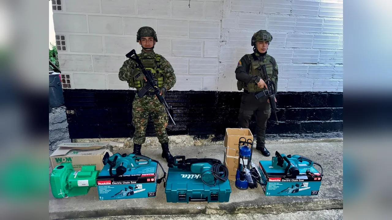Soldados del Ejército con herramientas y equipos incautados en Buriticá