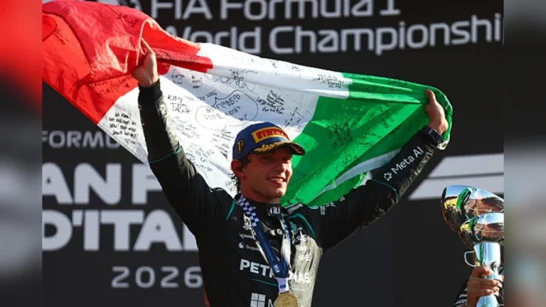Kimi Antonelli celebra con la bandera italiana
