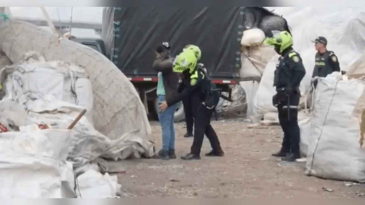 Policías realizan un registro a una persona durante la megatoma en Kennedy, Bogotá