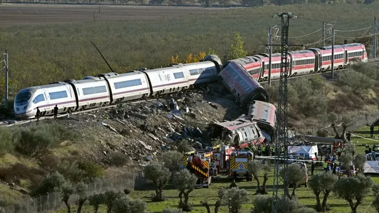 Los dos trenes accidentados a la entrada de la estación de Urda, en Toledo, España