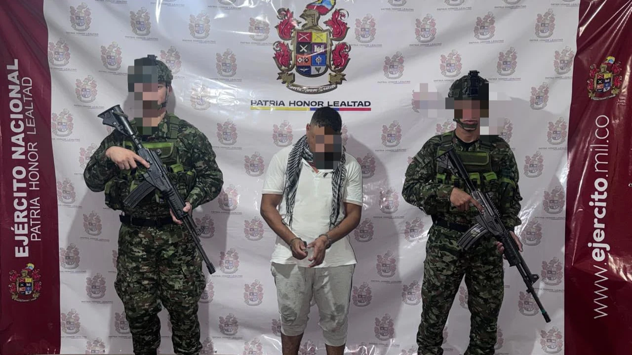 Alias May, capturado entre dos soldados. Foto: Ejército Nacional