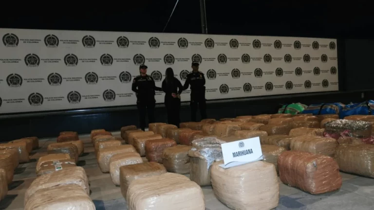 Dos policías junto a capturados y droga incautada en operativos contra el crimen en Bogotá