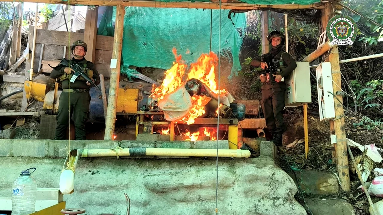 Fuego a la minería ilegal: Policía destruyó motores y dragas de $154 millones en Santa Fe de Antioquia 2 Maquinaria incendiada durante el operativo contra la minería ilegal en Santa Fe de Antioquia
