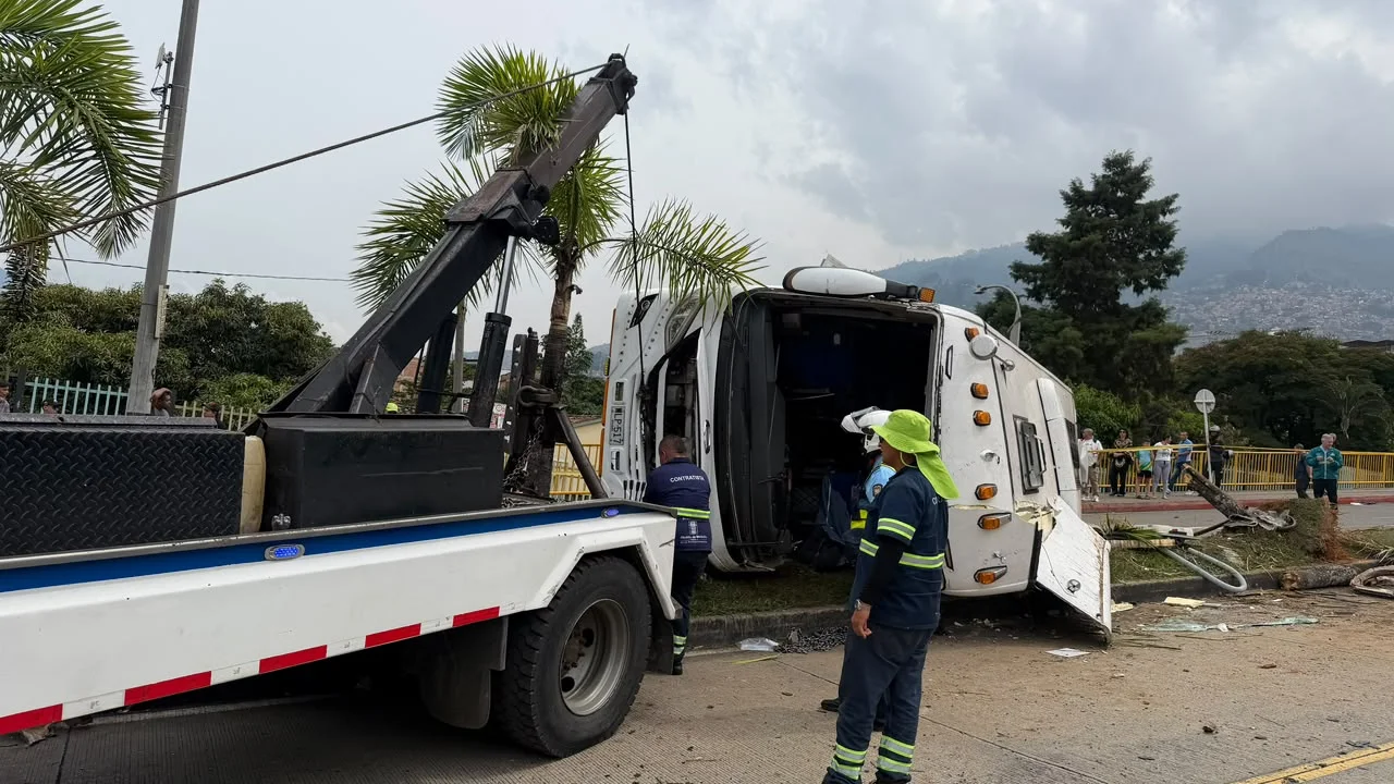 Iban de peregrinación a Guarne y su bus volcó en la avenida Barranquilla: 16 heridos 3 Grúa levanta el bus de turismo volcado en la avenida Barranquilla