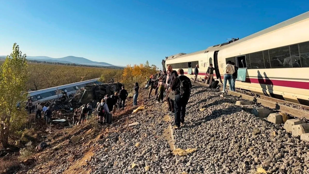 Pasajeros junto a los trenes accidentados entre Los Yébenes y Urda, Toledo