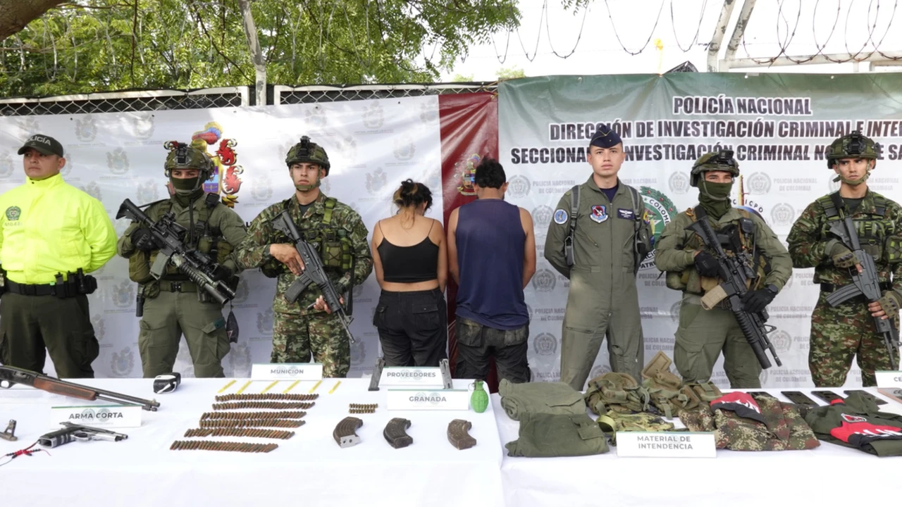 Presentación de la Policía Nacional con uniformados, dos personas de espaldas y material incautado
