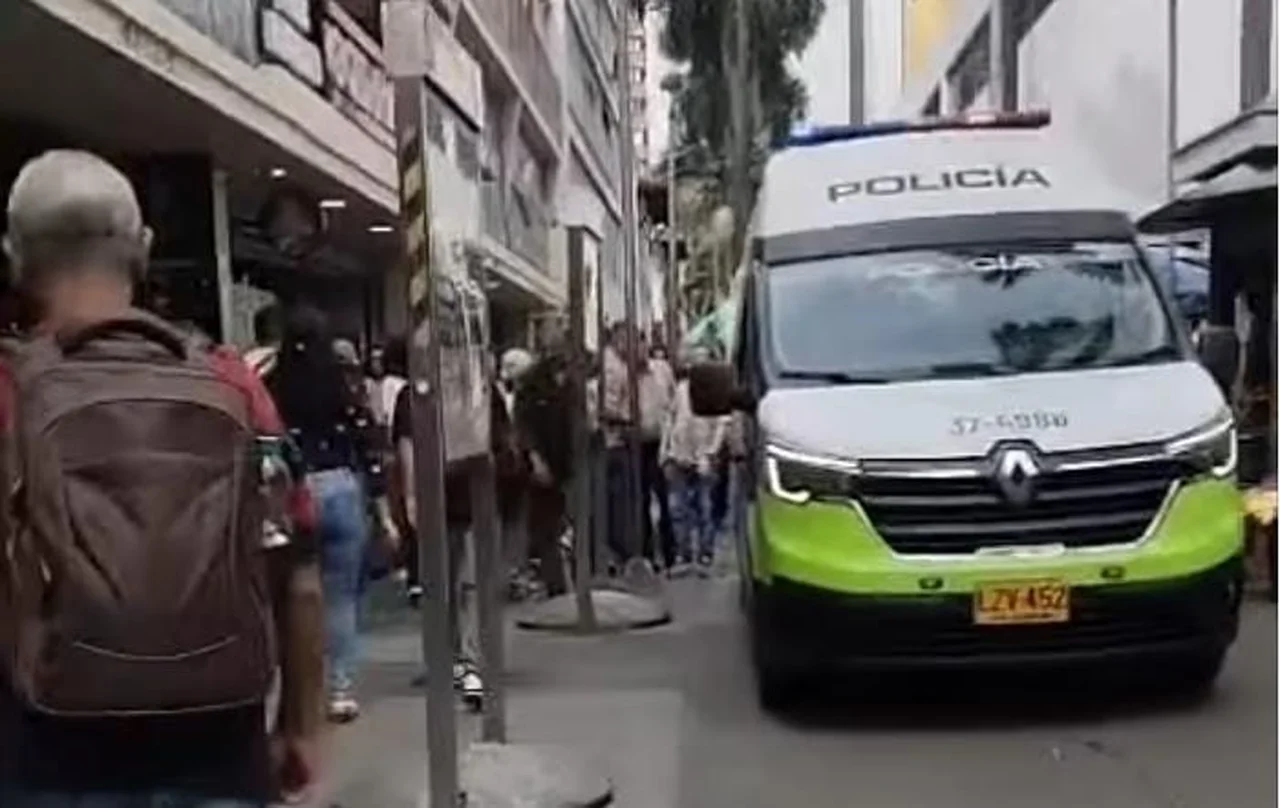 Comerciante fue herido en un atraco cuando retiraba $64 millones en el centro de Medellín; hay un capturado 2 Presencia de la Policía en el sector de Junín, centro de Medellín